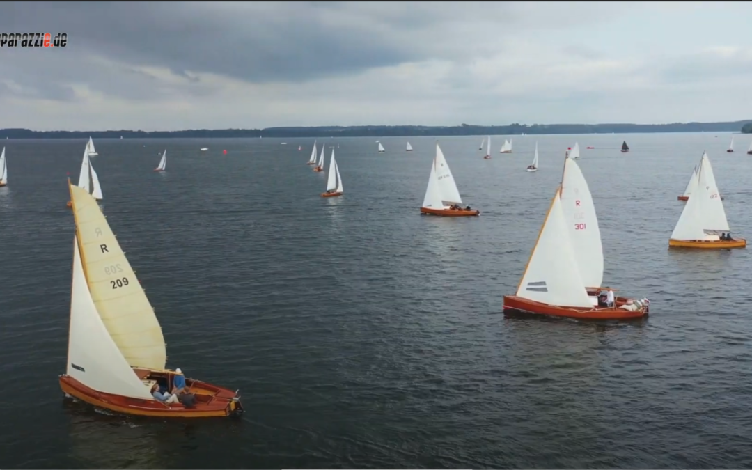 Historische Holzboote segeln auf dem Schweriner See