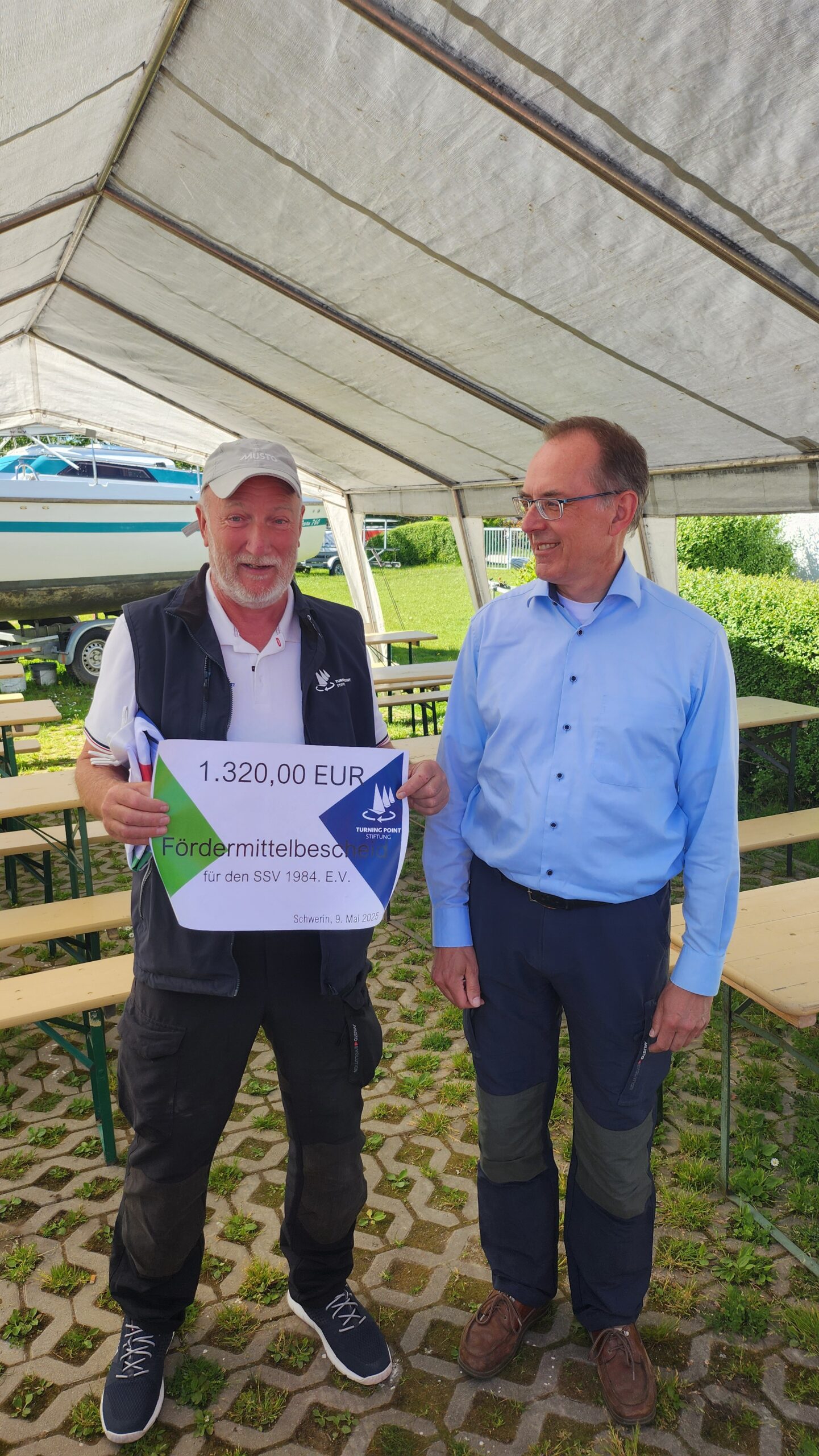 Jörg überreicht Kai Erichsen den Scheck